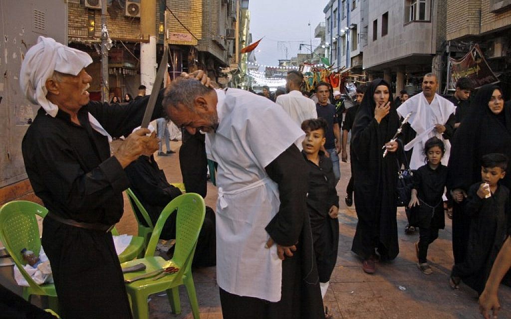 Shiite Muslims flagellate themselves during the ten-day mourning period leading up to Ashura, on September 19, 2018 in Iraq's holy city of Najaf.(AFP PHOTO / Haidar HAMDANI)