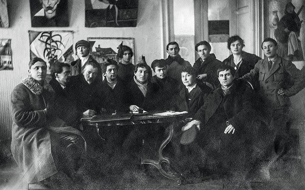 Members of the Creative Committee of the People’s Art School, Vitebsk, winter 1919. Seated: Yuri (Yehuda) Pen (third from left), Marc Chagall (center), Vera Ermolaeva (second from right), Kazimir Malevich right). Gelatin silver print. (Archives Marc et Ida Chagall, Paris)