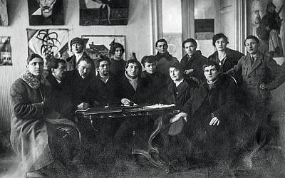 Members of the Creative Committee of the People’s Art School, Vitebsk, winter 1919. Seated: Yuri (Yehuda) Pen (third from left), Marc Chagall (center), Vera Ermolaeva (second from right), Kazimir Malevich right). Gelatin silver print. (Archives Marc et Ida Chagall, Paris)