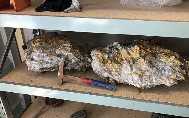 Gold-laced rocks found unearthed at the Beta Hunt mine in Western Australia in September 2018. (CNW Group/RNC Minerals) Gold-laced rocks found unearthed at the Beta Hunt mine in Western Australia in September 2018. (CNW Group/RNC Minerals)