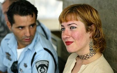 British freelance journalist and activist Ewa Jasiewicz, right, sits next to an Israeli policeman  before a hearing in her deportation case at Tel Aviv's District Court, Israel Wednesday Aug. 18, 2004(AP Photo/Ariel Schalit)