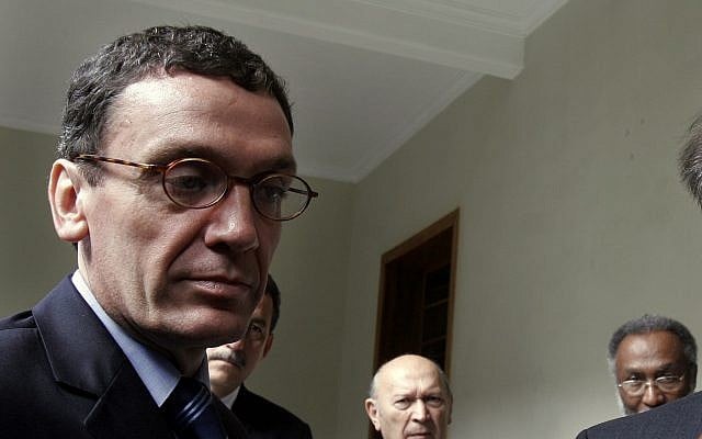 Santiago Canton of the Inter-American Commission of Human Rights (IACHR) speaks to reporters after a meeting with Guatemalan president Oscar Berger in Guatemala City on Monday, July 17, 2006. (AP Photo/Moises Castillo) Santiago Canton of the Inter-American Commission of Human Rights (IACHR) speaks to reporters after a meeting with Guatemalan president Oscar Berger in Guatemala City on Monday, July 17, 2006. (AP Photo/Moises Castillo)