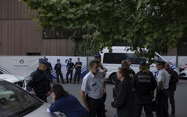 Belgium police officers stand next to a cordoned-off area after reporting a man attacked a policeman with a knife in Brussels, September 17, 2018. (Francisco Seco/AP) Belgium police officers stand next to a cordoned-off area after reporting a man attacked a policeman with a knife in Brussels, September 17, 2018. (Francisco Seco/AP)