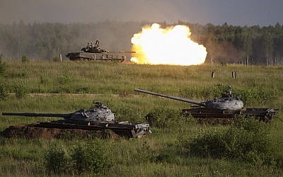 Russian T-80 main battle tank fires during a show at a shooting range in Alabino, outside of Moscow, Russia, on June 16, 2015 (AP Photo/Ivan Sekretarev)