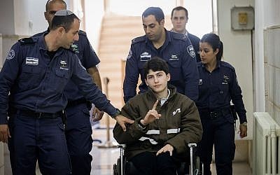 Ayman Kurd (c), is escorted by Israeli prison officers at the District court in Jerusalem on February 13, 2018. (Yonatan Sindel/Flash90)