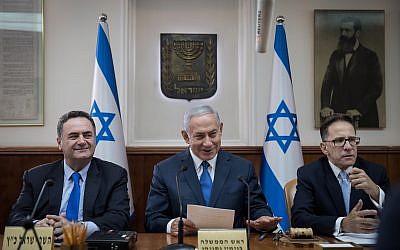 Prime Minister Benjamin Netanyahu (c) leads the weekly cabinet meeting at the Prime Minister's Office in Jerusalem on September 5, 2018. (Hadas Parush/Flash90)