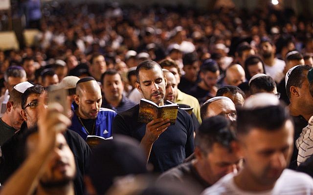 Jewish men pray for forgiveness (Selichot), at the Western Wall in the Old City of Jerusalem early on September 9, 2018. (Aharon Krohn/Flash90)