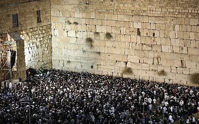 Thousands pray for forgiveness (Selichot) at the Western Wall in the Old City of Jerusalem on September 16, 2018. (Noam Revkin Fenton/Flash90)
