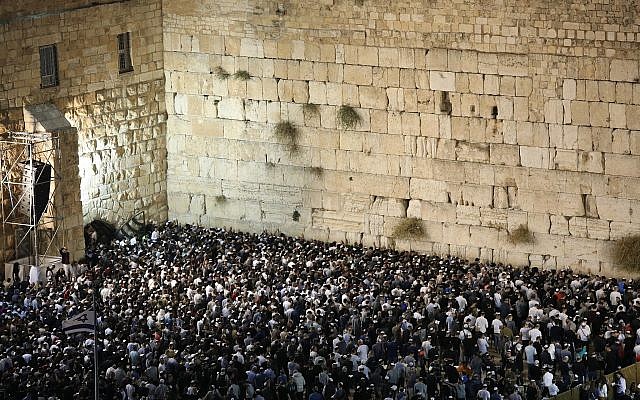Thousands pray for forgiveness (Selichot) at the Western Wall in the Old City of Jerusalem on September 16, 2018. (Noam Revkin Fenton/Flash90)