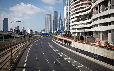 Israelis ride their bicycles along the empty Ayalon highway in Tel Aviv, on Yom Kippur, September 19, 2018 (Miriam Alster/Flash 90)