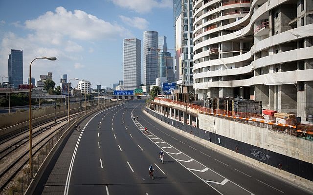 Israelis ride their bicycles along the empty Ayalon highway in Tel Aviv, on Yom Kippur, September 19, 2018 (Miriam Alster/Flash 90)