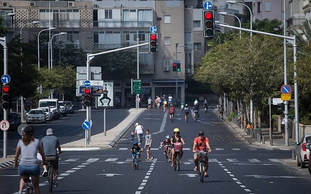 Israelis ride their bicycles along empty roads in Tel Aviv, on Yom Kippur, September 19, 2018 (Miriam Alster/Flash 90)