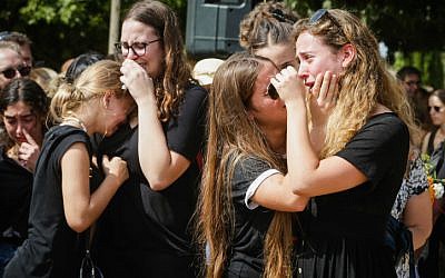 Family and friends mourn during the funeral of 17-year-old Ari Nesher in Moshav Udim cemetery, Sunday, September 30, 2018. (Roy Alima/Flash90)