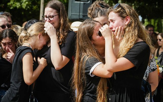 Family and friends mourn during the funeral of 17-year-old Ari Nesher in Moshav Udim cemetery, Sunday, September 30, 2018. (Roy Alima/Flash90)