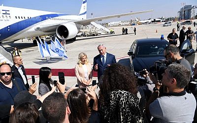Prime Minister Benjamin Netanyahu speaks to reporters at Ben Gurion Airport on September 25, 2018, before boarding a flight to New York for the United Nations General Assembly. (Avi Ohayun/GPO)