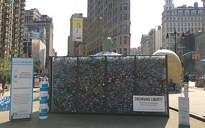 A SodaStream set-up to raise awareness of the negative consequences of one-use plastic bottles in New York’s Flatiron district, Sept. 5, 2018. (Josefin Dolsten/JTA)