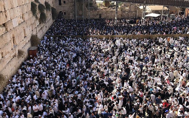 Thousands of people gather for the priestly benediction at the Western Wall, 26 September 2018 (Police Spokesman's Unit) Thousands of people gather for the priestly benediction at the Western Wall, 26 September 2018 (Police Spokesman's Unit)