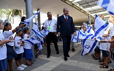 Prime Minister Benjamin Netanyahu visiting a school in the community of Yad Binyamin on the first day of the school year, September 2, 2018. (Avi Ohayon/GPO)