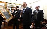 Philippines President Rodrigo Duterte gifts Israeli Prime Minister Netanyahu with a painting of himself prior to a bilateral meeting between the Philippines and Israel at the Prime Minister's Office in Jerusalem, September 3, 2018. (King Rodriguez/presidential photo)