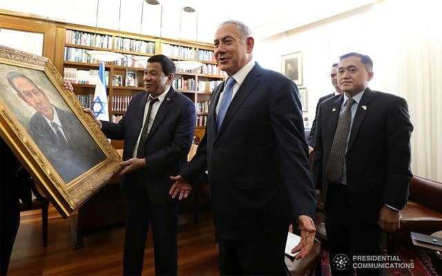 Philippines President Rodrigo Duterte gifts Israeli Prime Minister Netanyahu with a painting of himself prior to a bilateral meeting between the Philippines and Israel at the Prime Minister's Office in Jerusalem, September 3, 2018. (King Rodriguez/presidential photo) Philippines President Rodrigo Duterte gifts Israeli Prime Minister Netanyahu with a painting of himself prior to a bilateral meeting between the Philippines and Israel at the Prime Minister's Office in Jerusalem, September 3, 2018. (King Rodriguez/presidential photo)
