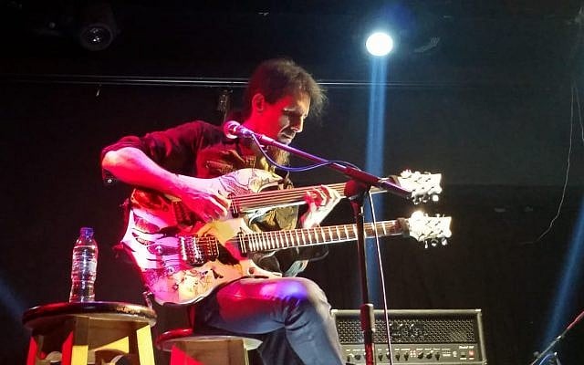 Ron 'Bumblefoot' Thal gives a master class in Tel Aviv on September 25, 2018. (Doron Kimia, courtesy) Ron 'Bumblefoot' Thal gives a master class in Tel Aviv on September 25, 2018. (Doron Kimia, courtesy)