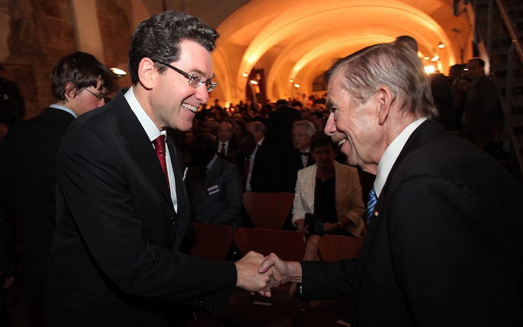Norm Eisen, left, meeting Vaclav Havel in Prague. (Forum 2000/via JTA)