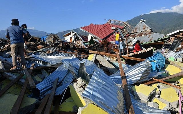 Indonesias examine the damage to houses in the Balaroa village in Palu, in Indonesia's Central Sulawesi province, on October 1, 2018. (AFP Photo/Adek Berry)