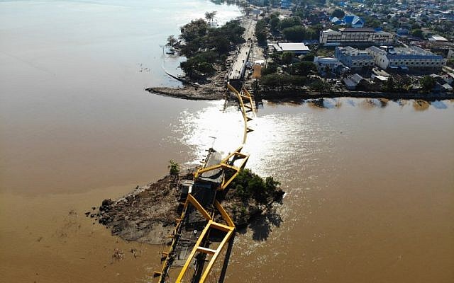 A collapsed bridge is pictured in Palu, in Indonesia's Central Sulawesi province, on October 1, 2018. (AFP Photo/Jewel Samad) A collapsed bridge is pictured in Palu, in Indonesia's Central Sulawesi province, on October 1, 2018. (AFP Photo/Jewel Samad)