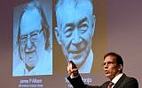 Secretary of the Nobel Committee for Physiology or Medicine, Thomas Perlmann (R) stands next to a screen displaying portraits of James P Allison (L) and Tasuku Honjo during the announcement of the winners of the 2018 Nobel Prize in Physiology or Medicine, during a press conference at the Karolinska Institute in Stockholm, Sweden, on October 1, 2018 (AFP PHOTO / Jonathan NACKSTRAND)