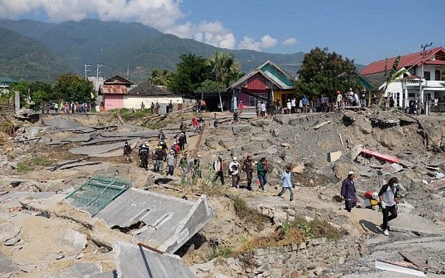 Quake-affected residents return to their collapsed homes in an attempt to salvage belongings in Balaroa, West Palu, Indonesia's Central Sulawesi on October 3, 2018. (YUSUF WAHIL/AFP)