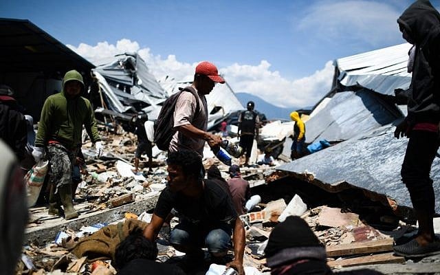Quake survivors salvage items from the debris of a factory complex in Palu in Indonesia's Central Sulawesi on October 3, 2018. (JEWEL SAMAD/AFP)