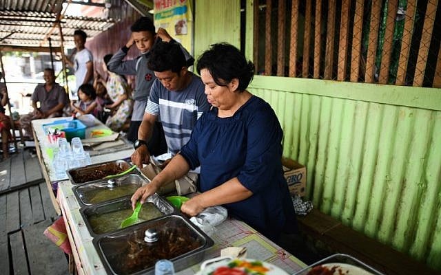 Quake survivors sell lunch at a roadside restaurant in Palu in Indonesia's Central Sulawesi on October 3, 2018. (JEWEL SAMAD/AFP) Quake survivors sell lunch at a roadside restaurant in Palu in Indonesia's Central Sulawesi on October 3, 2018. (JEWEL SAMAD/AFP)