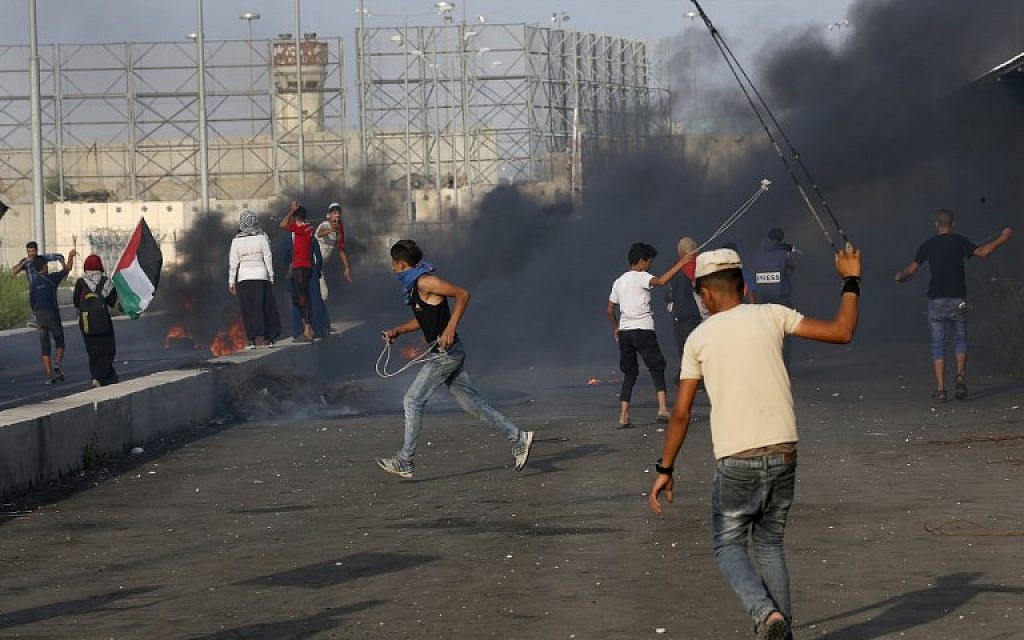 Palestinian protesters demonstrate at the Erez border crossing with Israel in the northern Gaza Strip on October 3, 2018. (AFP/Said KHATIB)