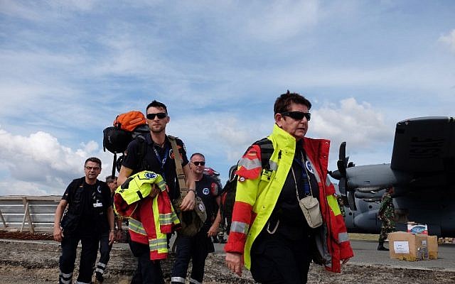 German medical and evacuation teams arrive at the Mutiara Sis Al Jufri airport in Palu, Indonesia's Central Sulawesi on October 7, 2018, following the September 28 earthquake and tsunami (AFP PHOTO / YUSUF WAHIL) German medical and evacuation teams arrive at the Mutiara Sis Al Jufri airport in Palu, Indonesia's Central Sulawesi on October 7, 2018, following the September 28 earthquake and tsunami (AFP PHOTO / YUSUF WAHIL)