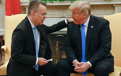 Freed American pastor Andrew Brunson (L) prays for US President Donald Trump at the White House in Washington, DC, October 13, 2018. (ROBERTO SCHMIDT / AFP)