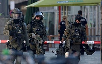 Police special forces at the hostage-taking at the main railway station in Cologne, western Germany, on October 15, 2018. (Oliver Berg / dpa / AFP) Police special forces at the hostage-taking at the main railway station in Cologne, western Germany, on October 15, 2018. (Oliver Berg / dpa / AFP)