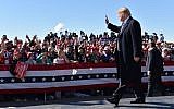 US President Donald Trump arrives for a 'Make America Great Again' rally at Elko Regional Airport in Elko, Nevada, October 20, 2018. (Nicholas Kamm / AFP)