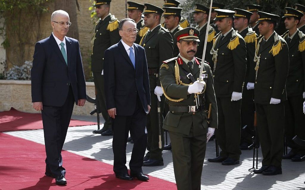 Chinese Vice President Wang Qishan and Palestinian prime minister Rami Hamdallah review the honor guard in the the West Bank city of Ramallah on October 23, 2018. (ABBAS MOMANI / POOL / AFP)