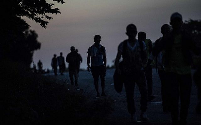 Honduran migrants heading in a caravan to the US, walk near Mapastepec, southern Mexico on October 25, 2018. (PEDRO PARDO/AFP) Honduran migrants heading in a caravan to the US, walk near Mapastepec, southern Mexico on October 25, 2018. (PEDRO PARDO/AFP)