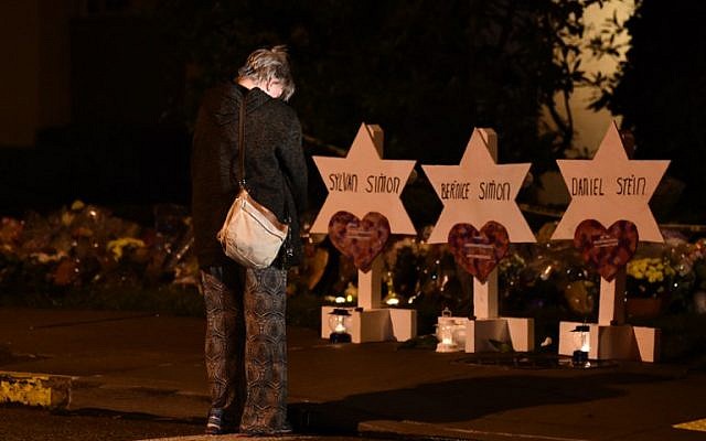 A woman bows her head in front of a memorial on October 28, 2018, at the Tree of Life synagogue after a shooting there left 11 people dead in the Squirrel Hill neighborhood of Pittsburgh on October 27. 2018 (Photo by Brendan SMIALOWSKI / AFP) A woman bows her head in front of a memorial on October 28, 2018, at the Tree of Life synagogue after a shooting there left 11 people dead in the Squirrel Hill neighborhood of Pittsburgh on October 27. 2018 (Photo by Brendan SMIALOWSKI / AFP)