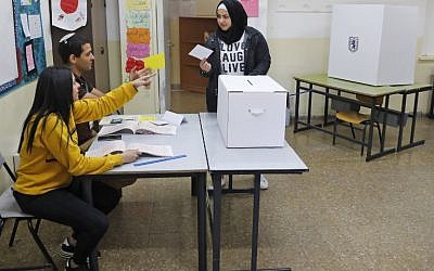A Palestinian from Jerusalem prepares to cast her vote during local elections on October 30, 2018, in Shuafat, East Jerusalem. (AHMAD GHARABLI / AFP)