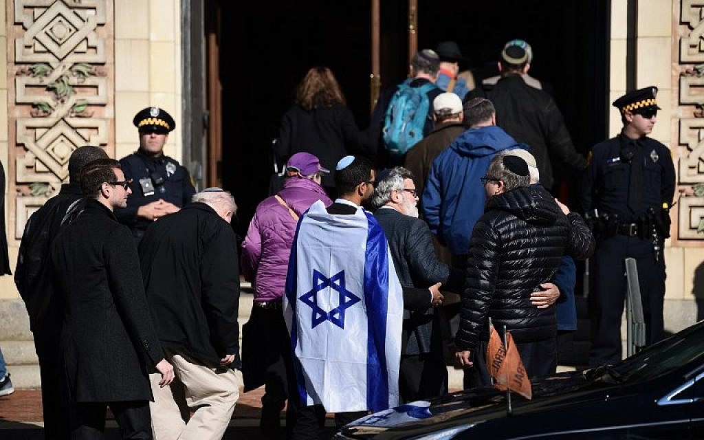 People arrive at the Rodef Shalom Congregation where the funeral for Tree of Life Congregation mass shooting victims Cecil Rosenthal and David Rosenthal who are brothers was held October 30, 2018 in Pittsburgh, Pennsylvania. (Brendan SMIALOWSKI / AFP)
