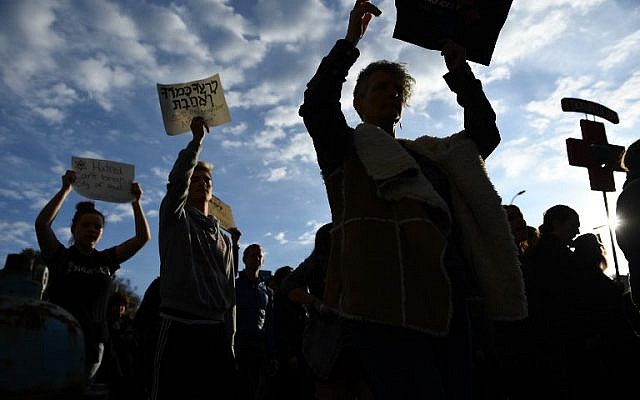 People protest the arrival of US President Donald Trump as he visits the Tree of Life Congregation on October 30, 2018 in Pittsburgh, Pennsylvania. - Scores of protesters took to the streets of Pittsburgh to denounce a visit by US President Donald Trump in the wake of a mass shooting at a synagogue that left 11 people dead. (Photo by Brendan Smialowski / AFP) People protest the arrival of US President Donald Trump as he visits the Tree of Life Congregation on October 30, 2018 in Pittsburgh, Pennsylvania. - Scores of protesters took to the streets of Pittsburgh to denounce a visit by US President Donald Trump in the wake of a mass shooting at a synagogue that left 11 people dead. (Photo by Brendan Smialowski / AFP)
