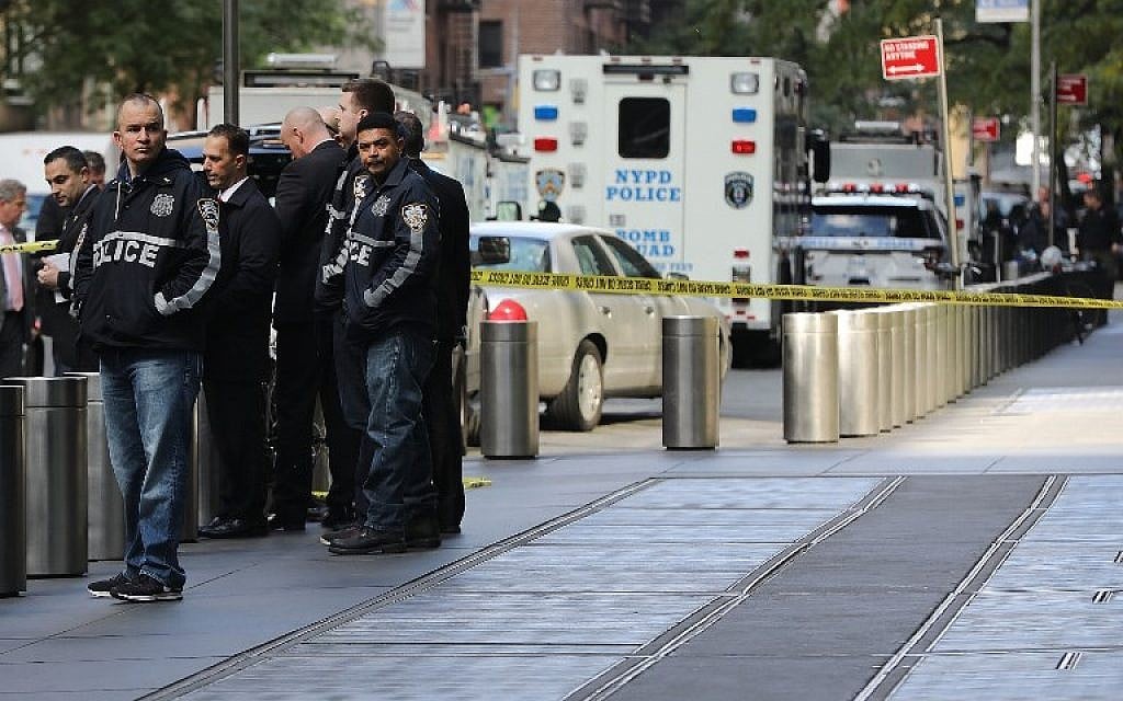 Police gather outside the Time Warner Center after a suspected explosive device was sent to the CNN offices on October 24, 2018, in New York City. (Spencer Platt/Getty Images/AFP)