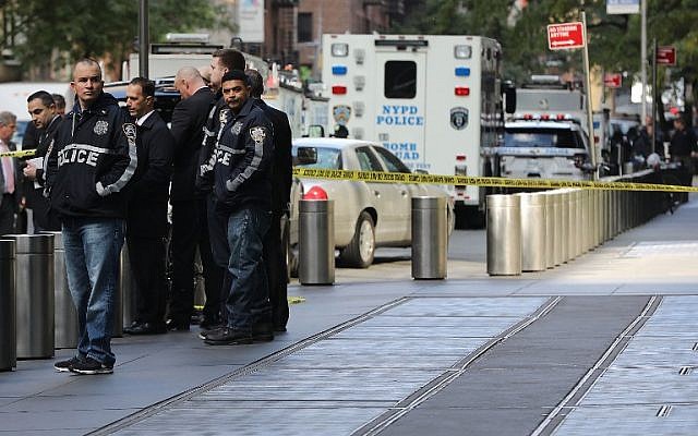 Police gather outside the Time Warner Center after a suspected explosive device was sent to the CNN offices on October 24, 2018, in New York City. (Spencer Platt/Getty Images/AFP)