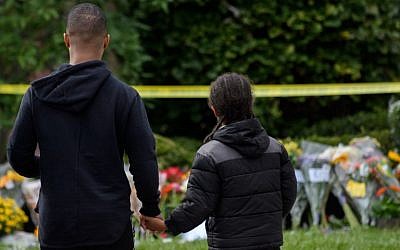 Mourners take a moment at the site of the mass shooting that killed 11 people and wounded 6 at the Tree Of Life Synagogue on October 28, 2018 in Pittsburgh, Pennsylvania. (Jeff Swensen/Getty Images/AFP)