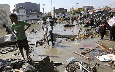 People survey the damage of the shopping mall following earthquakes and a tsunami in Palu, Central Sulawesi, Indonesia, on September 30, 2018. (AP Photo/Tatan Syuflana)