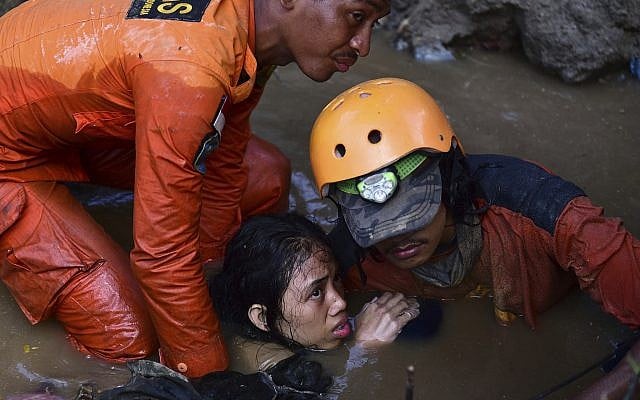 Rescuers evacuate an earthquake survivor by a damaged house following earthquakes and tsunami in Palu, Central Sulawesi, Indonesia, on September 30, 2018. (AP Photo/Arimacs Wilander) Rescuers evacuate an earthquake survivor by a damaged house following earthquakes and tsunami in Palu, Central Sulawesi, Indonesia, on September 30, 2018. (AP Photo/Arimacs Wilander)
