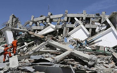 Indonesian rescue team inspect the damage of Roa-Roa Hotel following a massive earthquake and tsunami in Palu, Central Sulawesi, Indonesia, Oct. 1, 2018 (AP Photo/Tatan Syuflana)