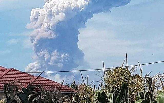 A giant plume of volcanic ash rises from Mount Soputan, in the town of Tomohon, Northern Sulawesi, Indonesia, October 3, 2018. (Hetty Andih/AP) A giant plume of volcanic ash rises from Mount Soputan, in the town of Tomohon, Northern Sulawesi, Indonesia, October 3, 2018. (Hetty Andih/AP)